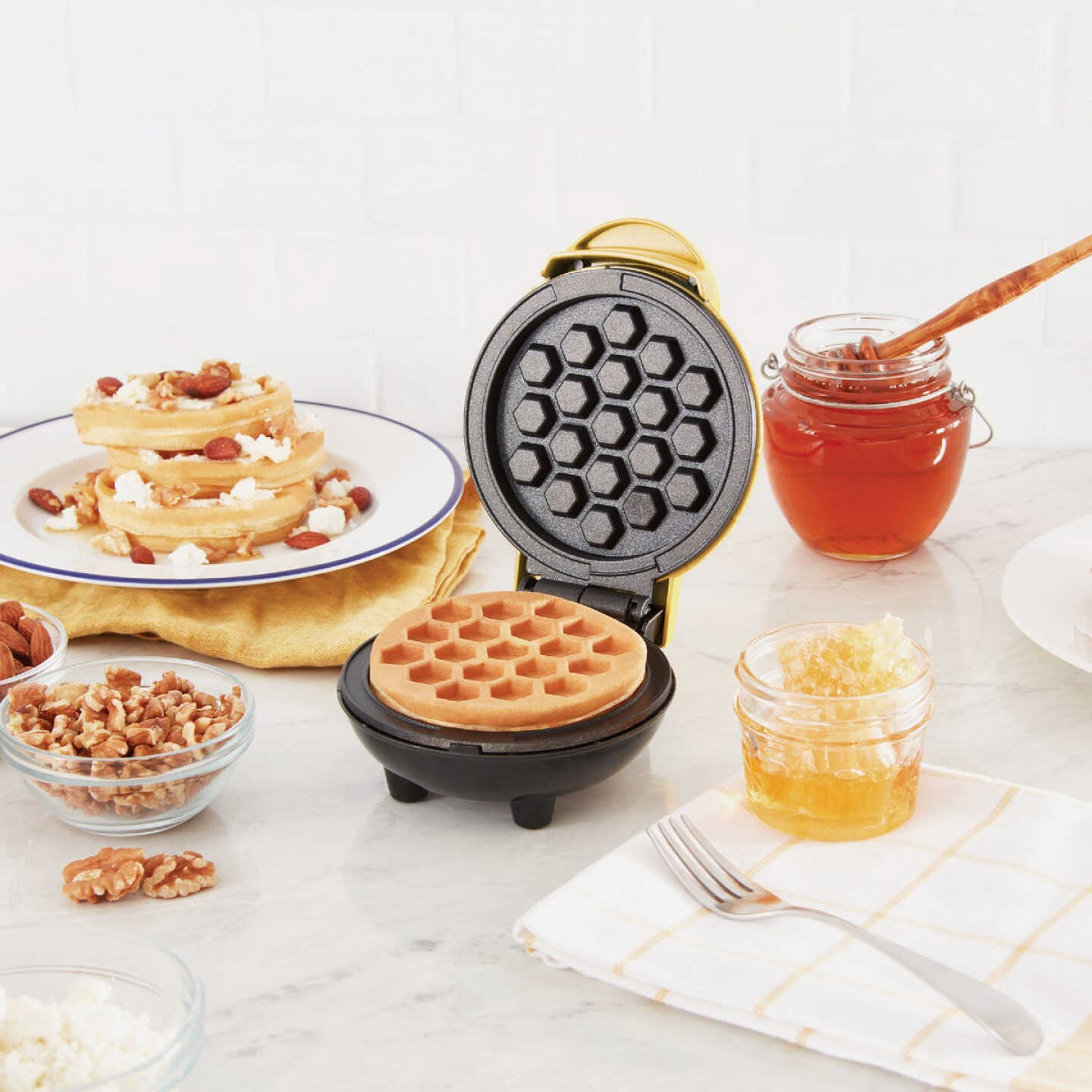 Dash Snowflake Mini Waffle Maker Blue 4” Cooking Surface Non-Stick 350  Watts NEW
